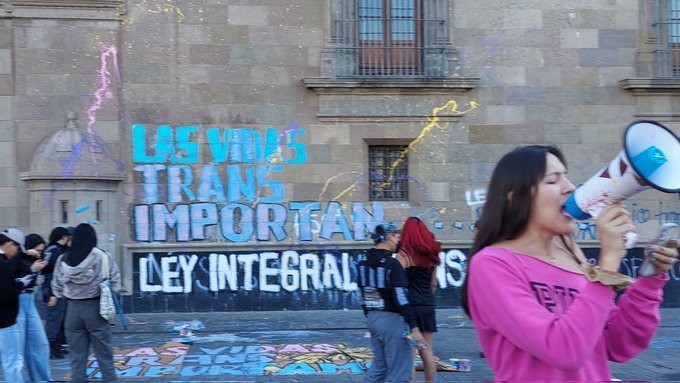 Colectivos trans protestan en Palacio Nacional por asesinato de Samantha Fonseca. Foto: @NoahOlivaw ·