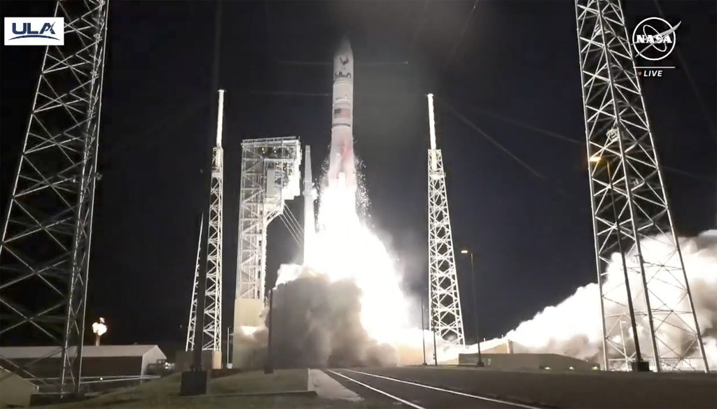 El cohete Vulcan de United Launch Alliance, con la sonda lunar de Astrobotic Technology, al despegar de Cabo Cañaveral en Florida, el 8 de enero de 2024. Imagen tomada de un video de la NASA. (NASA via AP)