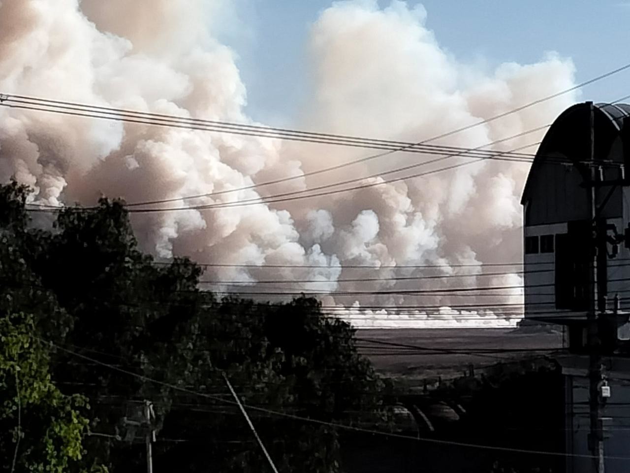 Las columnas de humo blanco se pueden apreciar desde distintos puntos de Zumpango causando alarma entre los habitantes. Foto: RRSS