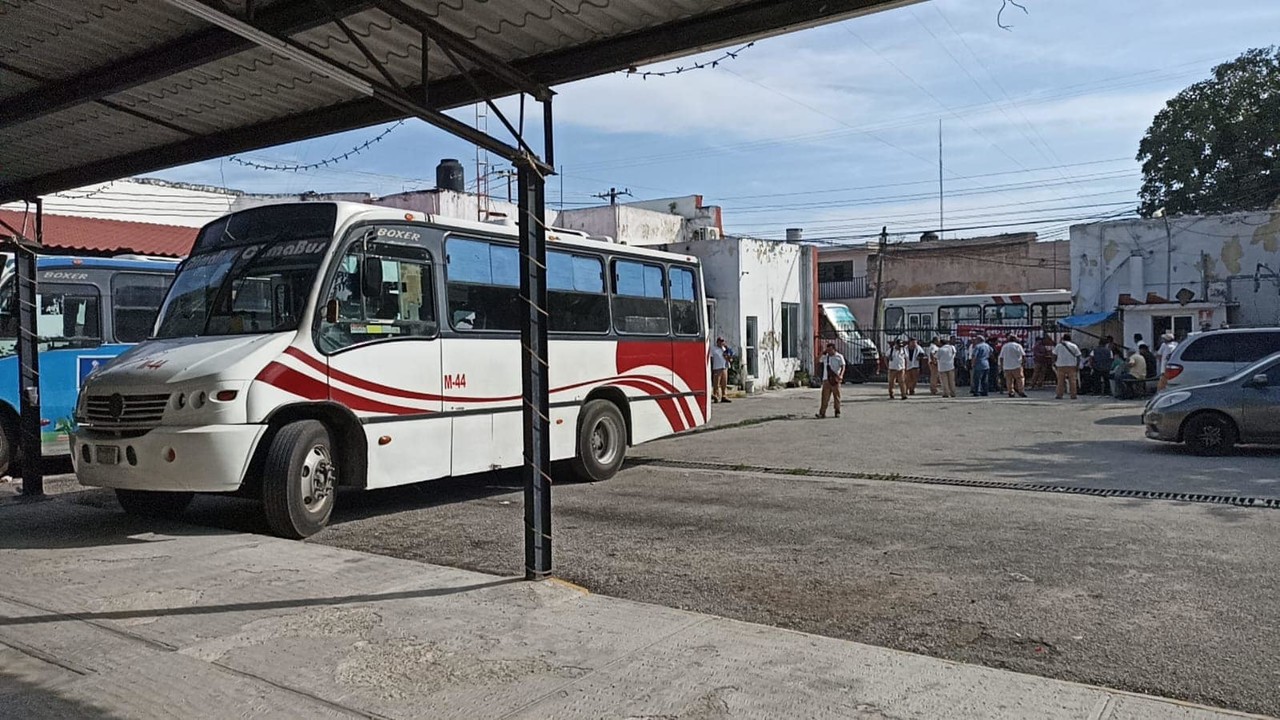 Este martes continuaron las protestas de los trabajadores de la Alianza de Camioneros de Yucatán por el pago de sus indemnizaciones.- Foto de Tele Sur Yucatán