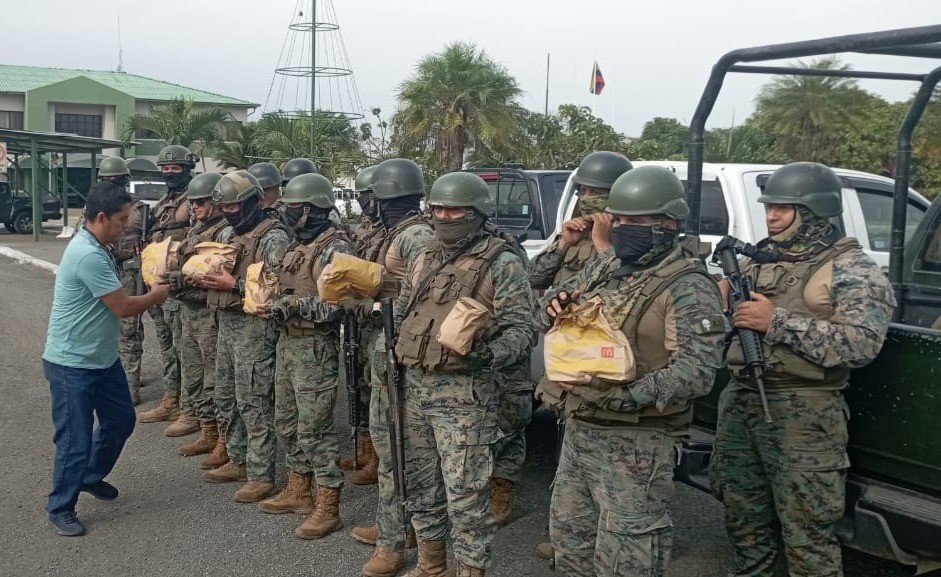 La Gobernación del Guayas posteó que entregaron 'alimentos y bebidas necesarias, tras largas horas de un sacrificado accionar'. Foto: X @goberguayasec.