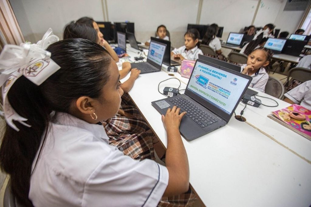 Un total de 73% de los planteles educativos del estado están conectados de la web Foto: Gobierno de Yucatán