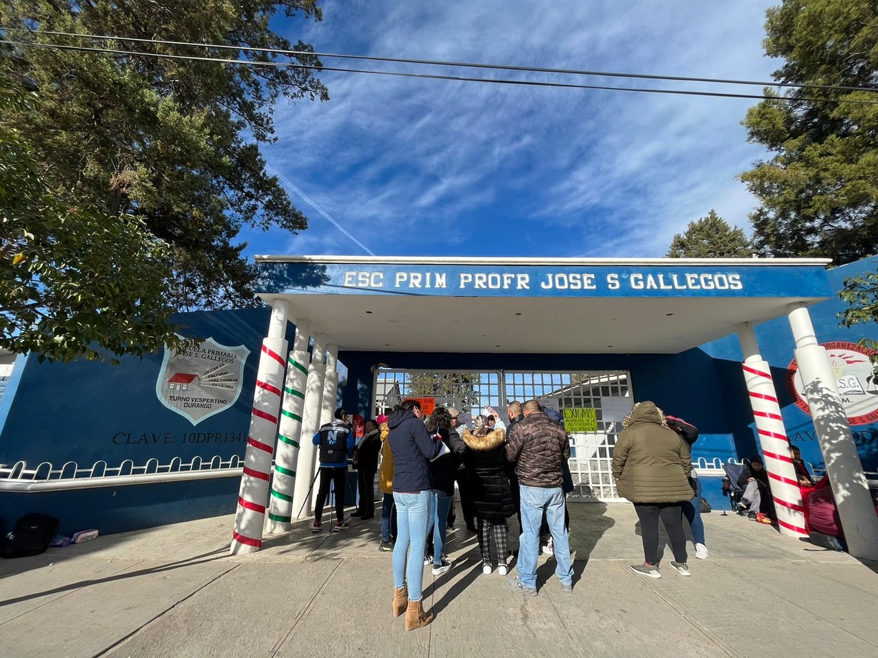 Padres de familia de la Primaria José S. Gallegos, solicitan la reparación de una aula que sufrió un incendio y vandalismo. Foto: Aida Campos.