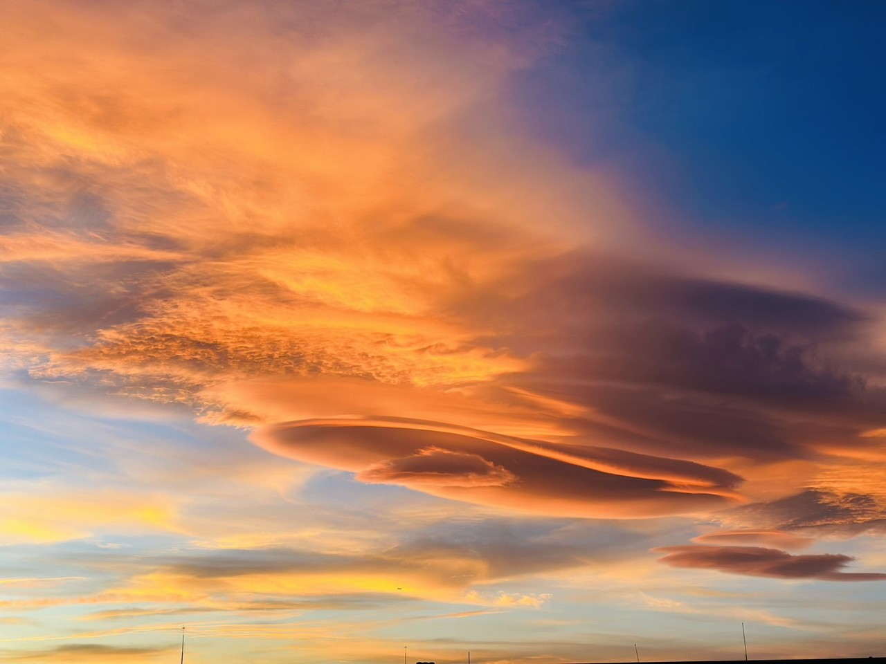 FOTOS Espectacular atardecer de enero en CDMX con nubes lenticulares