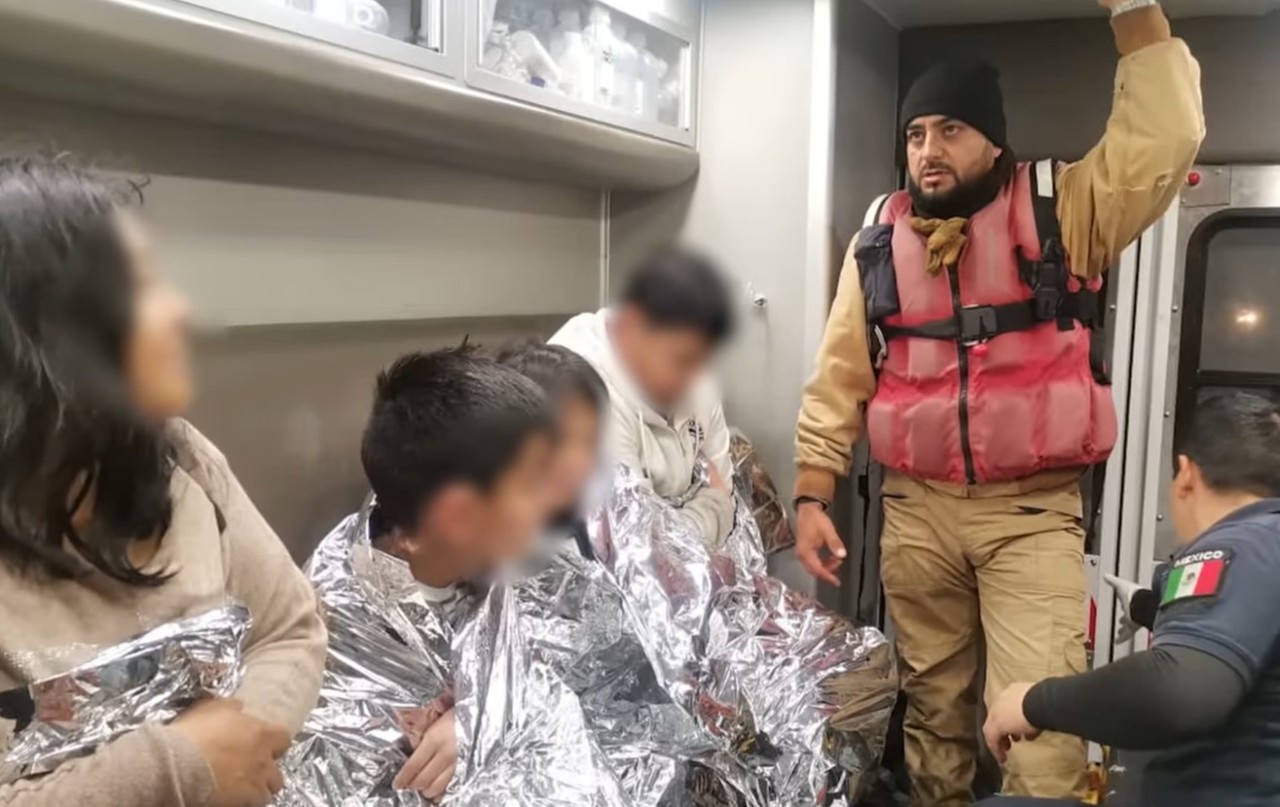 Al lugar llegó una ambulancia del cuerpo de bomberos para revisar su estado de salud y posteriormente fueron llevados al Hospital Salvador Chavarría para su atención. Foto: INM.