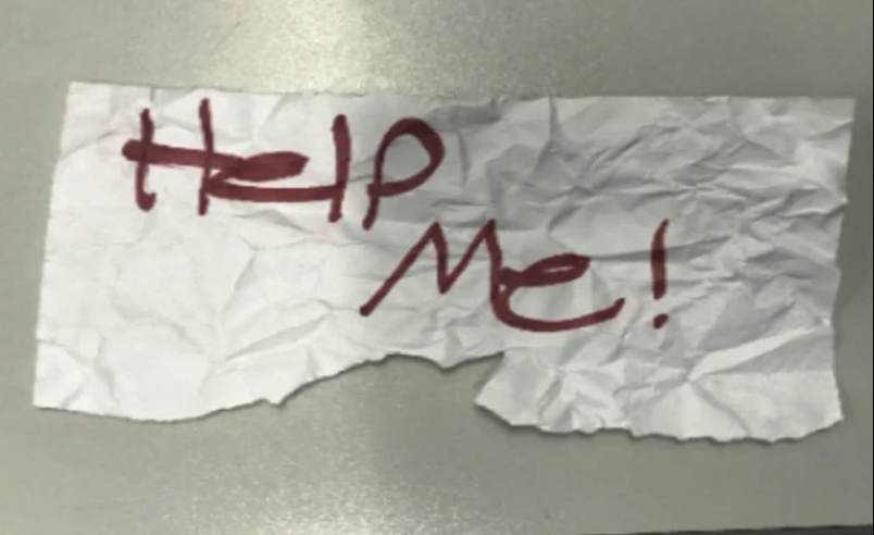 El Departamento de Justicia de Estados Unidos se muestra un trozo de papel usado por una niña de 13 años para pedir ayuda al ser secuestrada en Texas. (Departamento de Justicia de Estados Unidos vía AP, archivo)