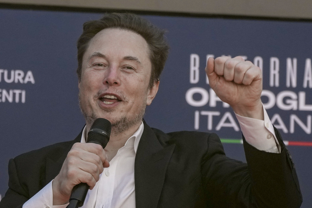 El director general de Tesla, Elon Musk, saluda a su llegada al festival político anual de Atreju, organizado por el partido político Hermanos de Italia, en Roma, el 16 de diciembre de 2023. (AP Foto/Alessandra Tarantino, Archivo)