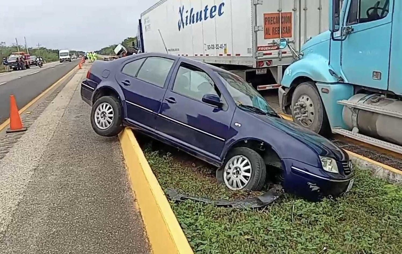 Tres autos detrozados y varios lesionados fue el saldo de un accidente en la vía Mérida-Campeche.- Foto de La Voz de la Razón