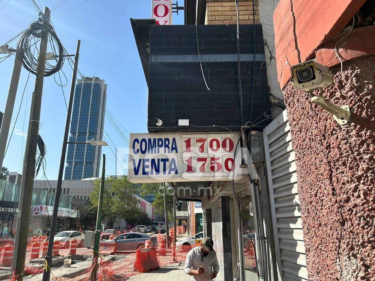 Baja precio del dólar, en casas de cambio de Monterrey. Fotos. Daniel Anguiano