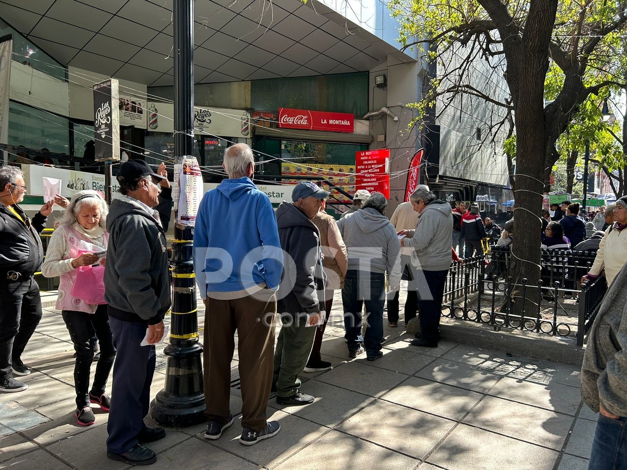 Desde el pasado miércoles comenzaron los cobros de las pensiones que se realizan bimestralmente. Foto: Daniel Anguiano