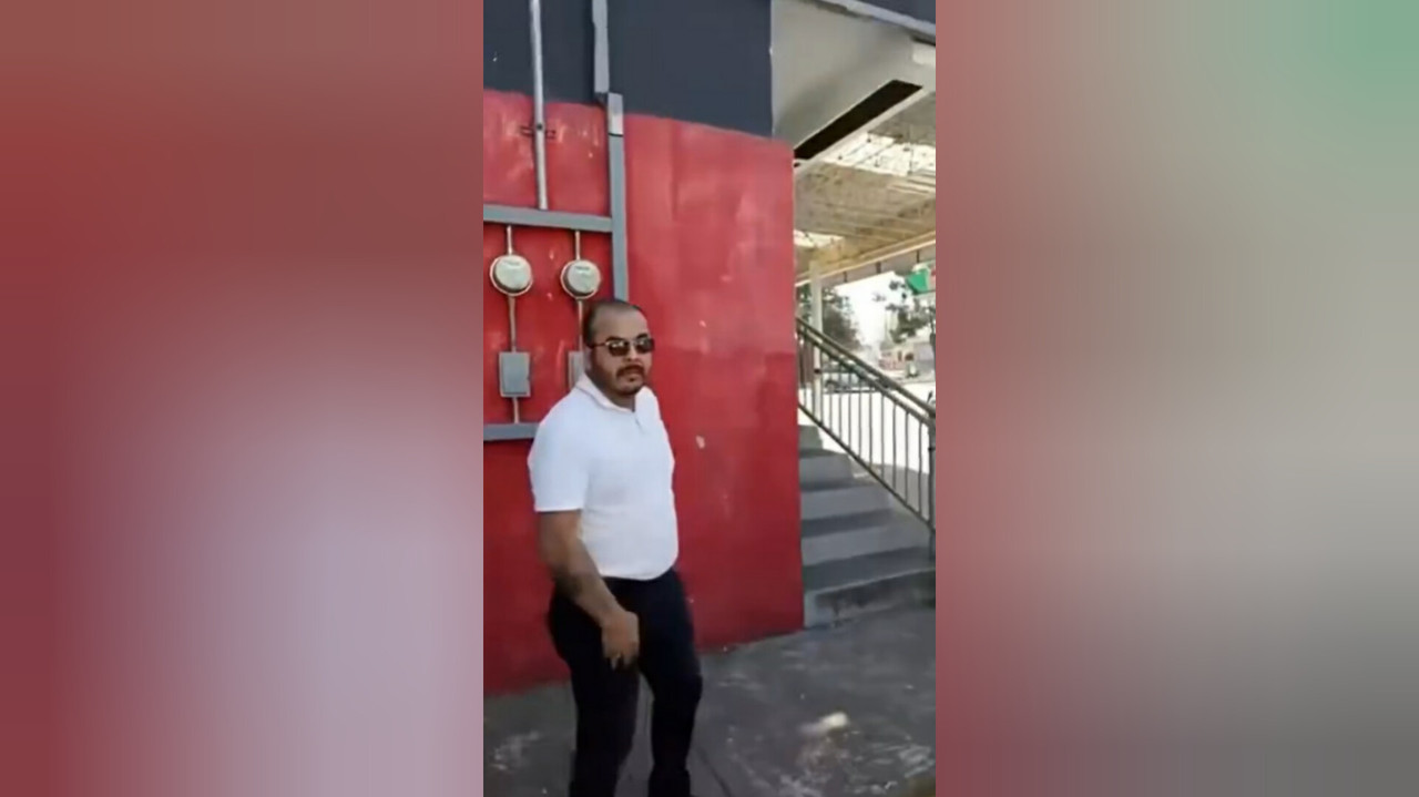 Después de que la mujer se defendió de este, presunto montachoques, todos huyeron. Foto:  Captura de pantalla