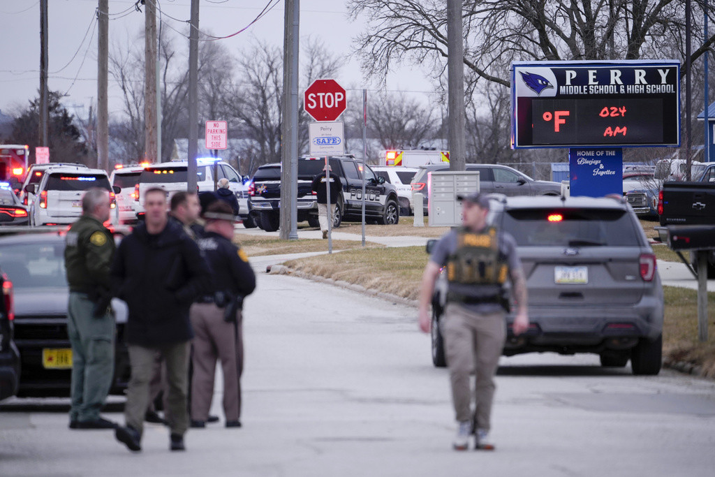 La presencia policial en la escuela donde se reportó un tiroteo en Perry, Iowa, el 4 de enero de 2024. (Foto AP/Andrew Harnik)