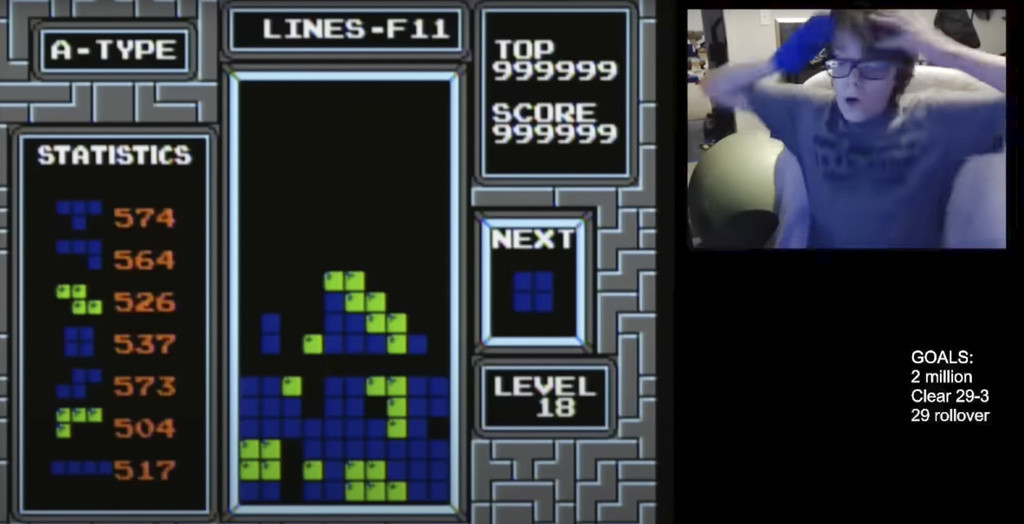 En esta imagen tomada de un video, un jugador de 13 años de nombre Willis Gibson, celebra después de jugar Tetris. (Willis Gibson via AP)