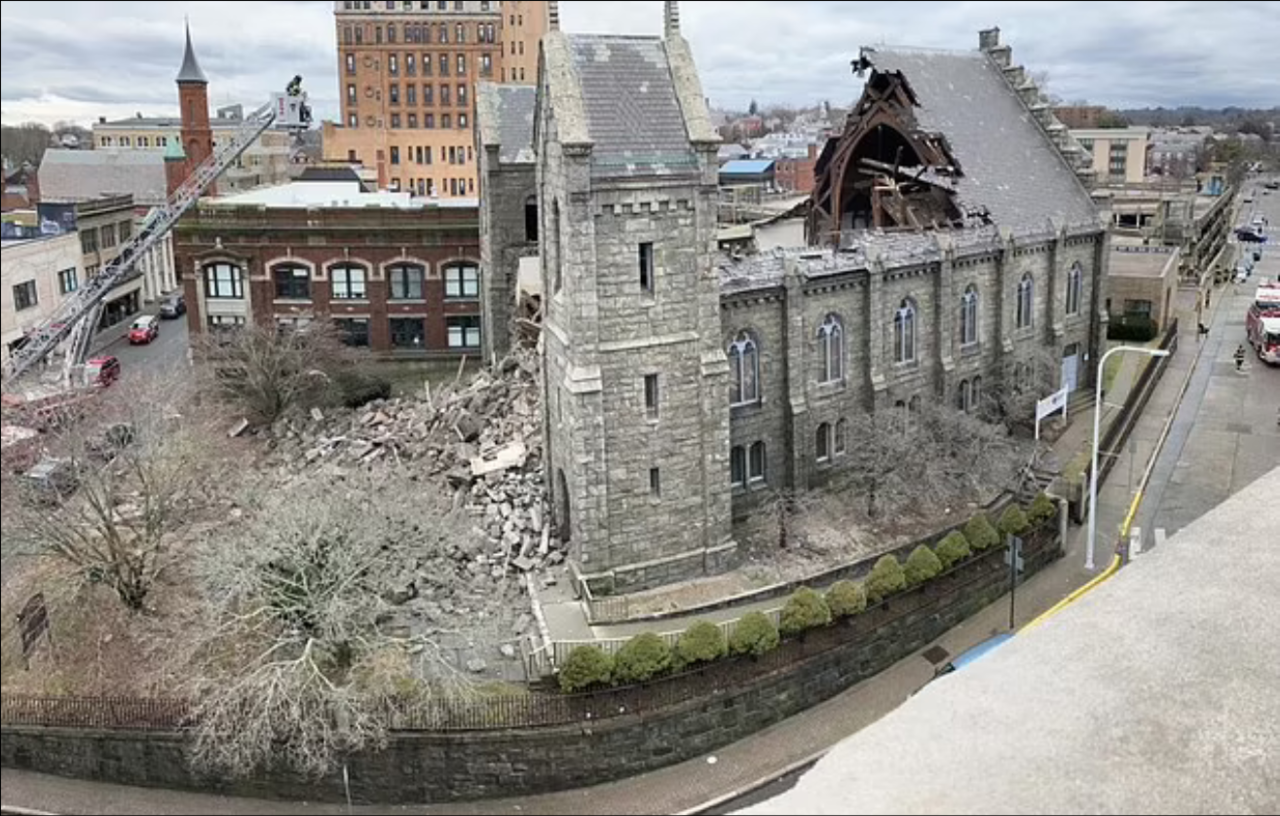 En el momento del colapso no se estaba llevando a cabo ningún servicio y el edificio cayó sobre sí mismo, en lugar de derrumbarse sobre la calle o propiedades cercanas. Foto: City of New London Connecticut