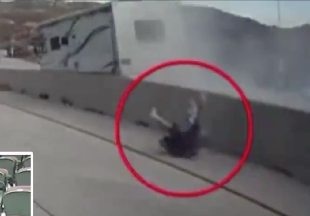 video impactante que circula en redes sociales muestra el momento exacto en que Cordell sale volando de la casa rodante. Foto: X.