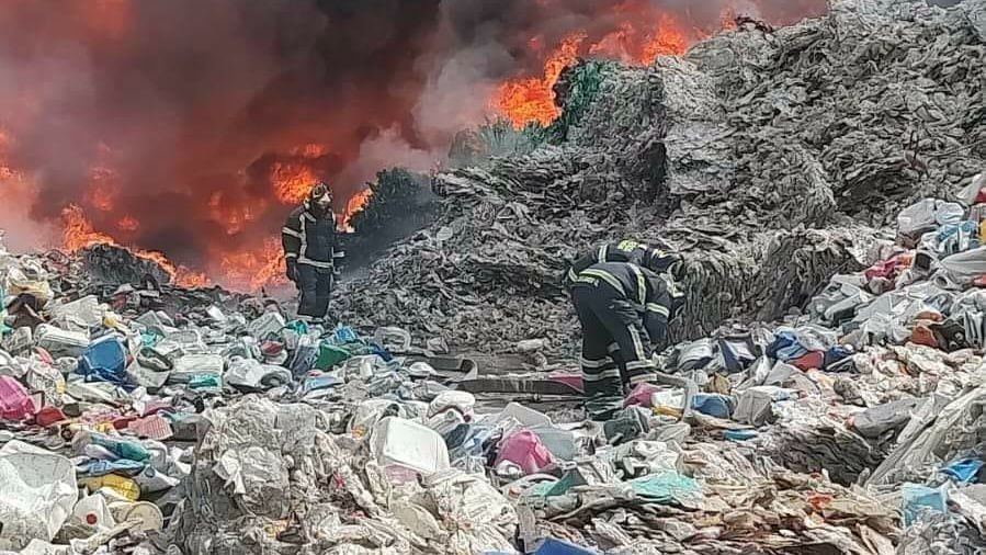 VIDEO | Incendio en bodega de reciclaje de plásticos en Valle de Chalco