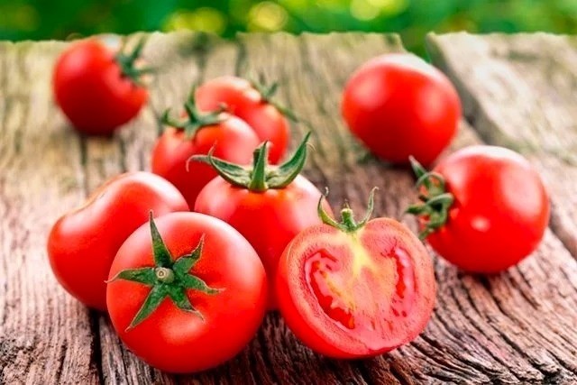 El tomate ayuda a reforzar el sistema inmunitario, fortalecer las defensas para prevenir y evitar infecciones. Foto: TUA Salud.