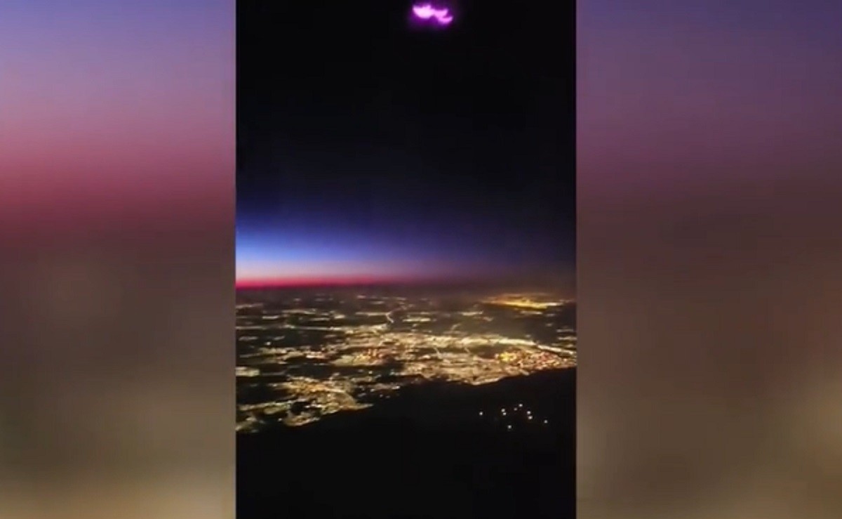 El presunto objeto volador no identificado (ovni) con luces rosas fue captado durante un vuelo de Luton, Reino Unido, con destino a Syzmany, Polonia. Foto: TikTok enigmayrelatoslatam