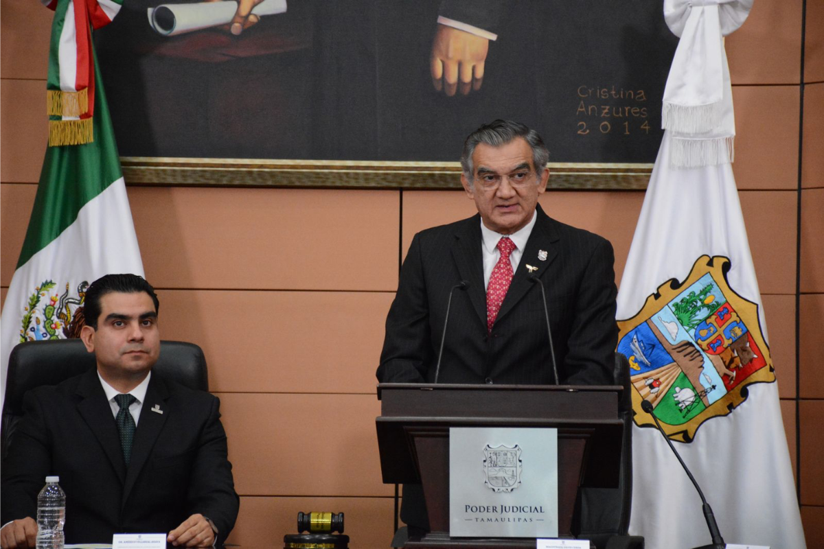 Américo Villarreal Anaya, gobernador de Tamaulipas (der.) y David Cerda Zúñiga, Presidente del Supremo Tribunal de Justicia de Tamaulipas (izq.). Foto: Agencia