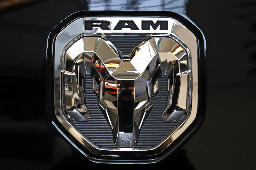 En esta fotografía del 13 de febrero de 2020 se muestra el logo de Ram en un evento de automóviles en Pittsburgh. (AP Foto/Gene J. Puskar, Archivo)