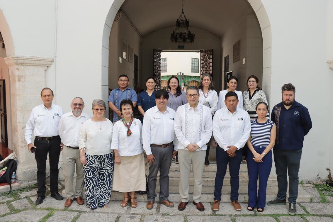 Autoridades de la Uady y la Coordinadora Mexicana de Organizaciones de Pequeños Productores de Comercio Justo firmaron ayer un convenio de cooperación.- Foto de la Uady