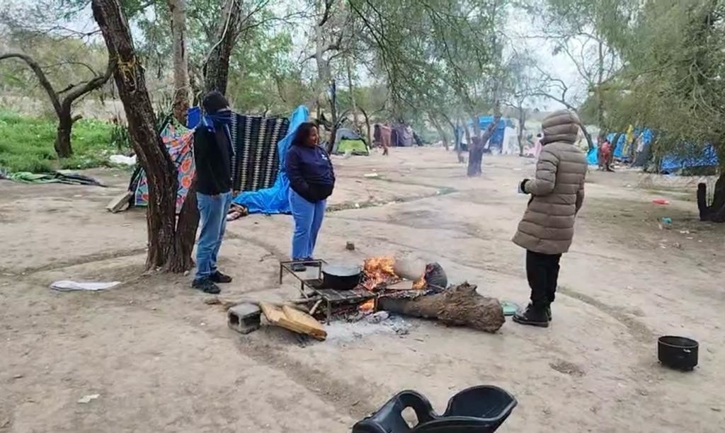 Mientras los migrates esperan tienen que soportar estas temperaturas congelantes.