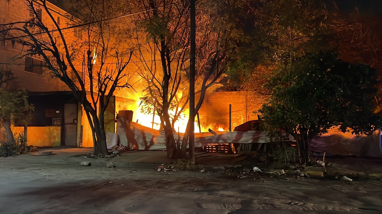 Presuntamente un grupo de personas realizaron una fogata para mitigar las bajas temperaturas por lo que el fuego se salió de control ocasionando el incendio.  Foto: Twitter @saz2000