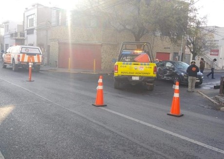 Choque deja dos heridos en el Centro de Monterrey