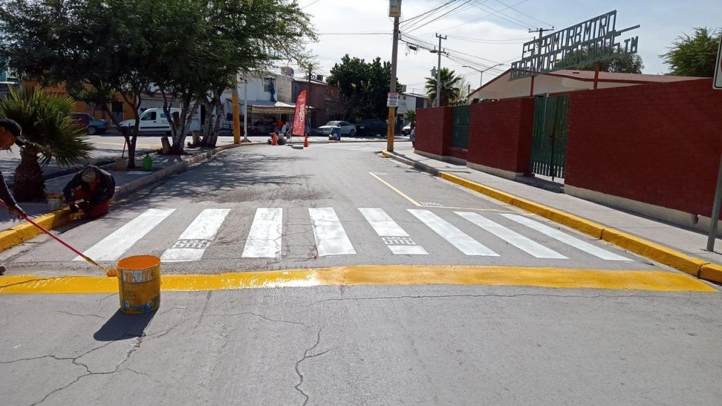 El equipo del SIMV llevó a cabo estas labores en la primaria Justo Sierra, el Jardín de Niños Juan Escutia y la Escuela Primaria Rubén Moreira. (Fotografía: Gobierno de Torreón)