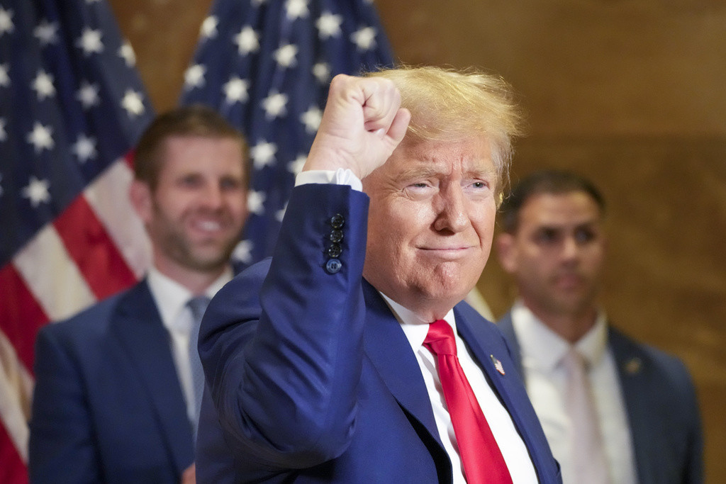 Eric Trump (izquierda) sonríe mientras el expresidente Donald Trump agradece a los partidarios que le aplaudían luego de una conferencia de prensa, el jueves 11 de enero de 2024, en Nueva York. (AP Foto/Mary Altaffer)