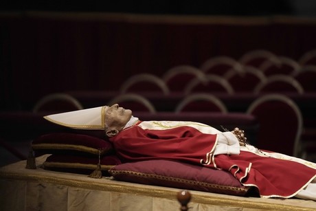 Papa Francisco rinde tributo a Benedicto XVI en aniversario de muerte
