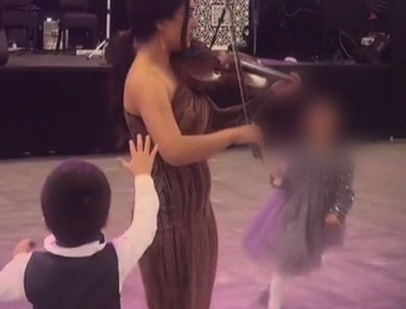 Los últimos segundos del video muestran cómo a los niños no les importó e insistieron acercándose a la violinista. Foto: Especial.