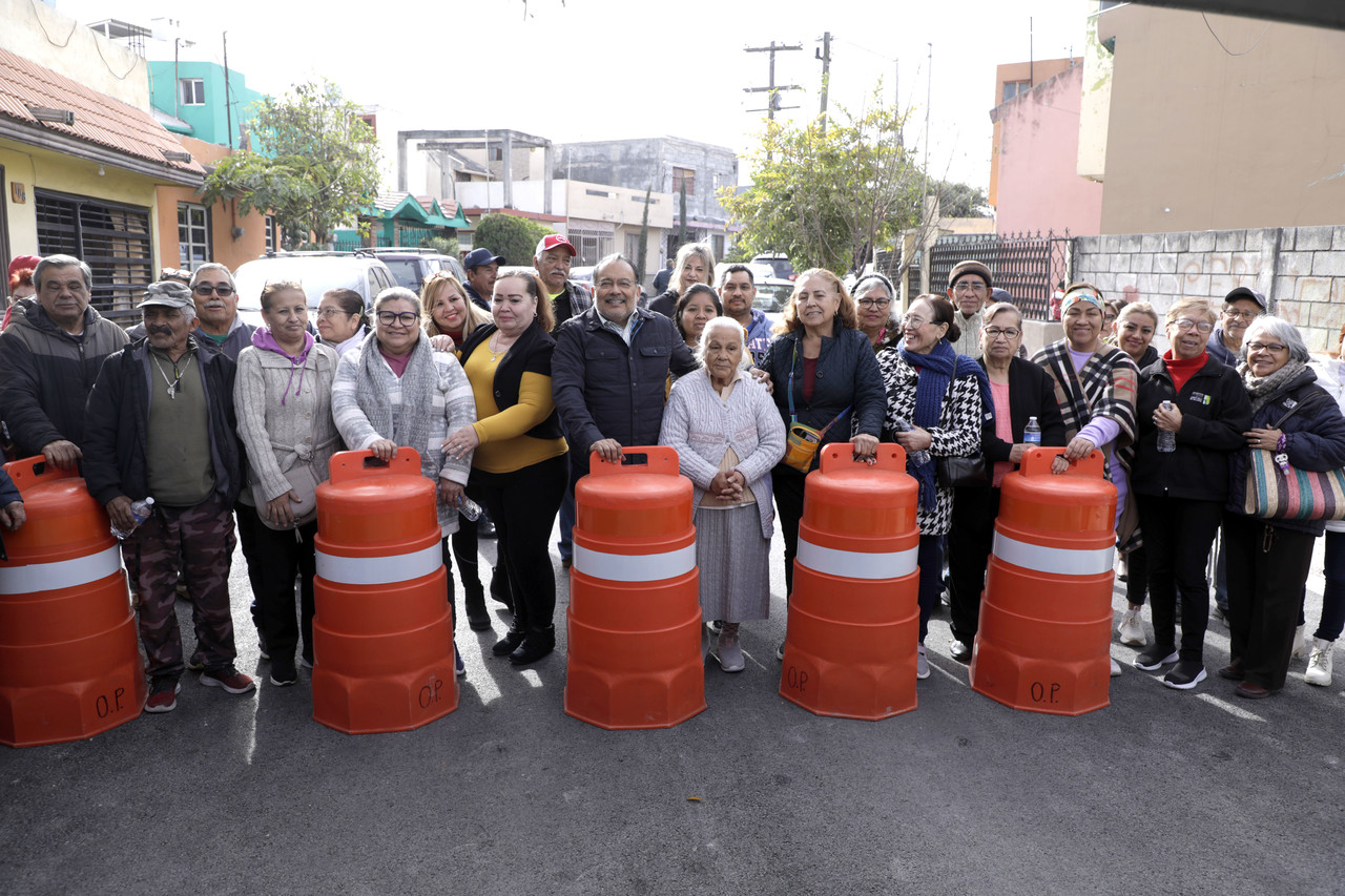 El alcalde Andrés Mijes inauguró recientemente los trabajos realizados en las calles Monte Cantábricos y Monte Everest de la colonia Monterreal. Foto: Municipio de Escobedo