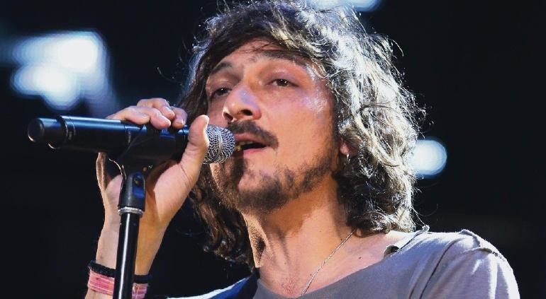 León Larregui denuncia en redes sociales que fue golpeado en un antro de París. Foto: Especial