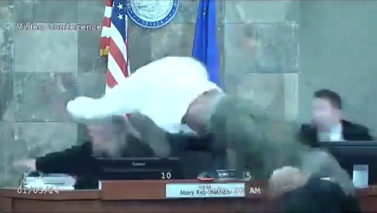 Joven ataca a jueza tras veredicto en Las Vegas (VIDEO)