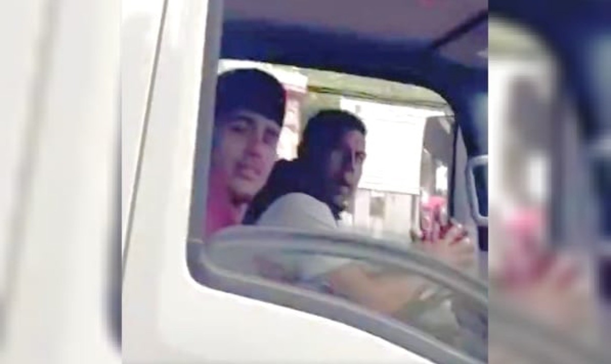 Mujer enfrenta a sujetos que le gritaron 'piropos' desde un vehículo (VIDEO)
