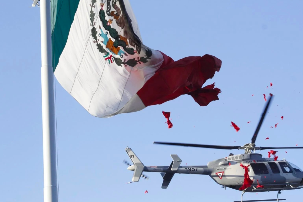 VIDEO: Captan a helicóptero destruir accidentalmente la bandera de México. Foto: @PFifiona