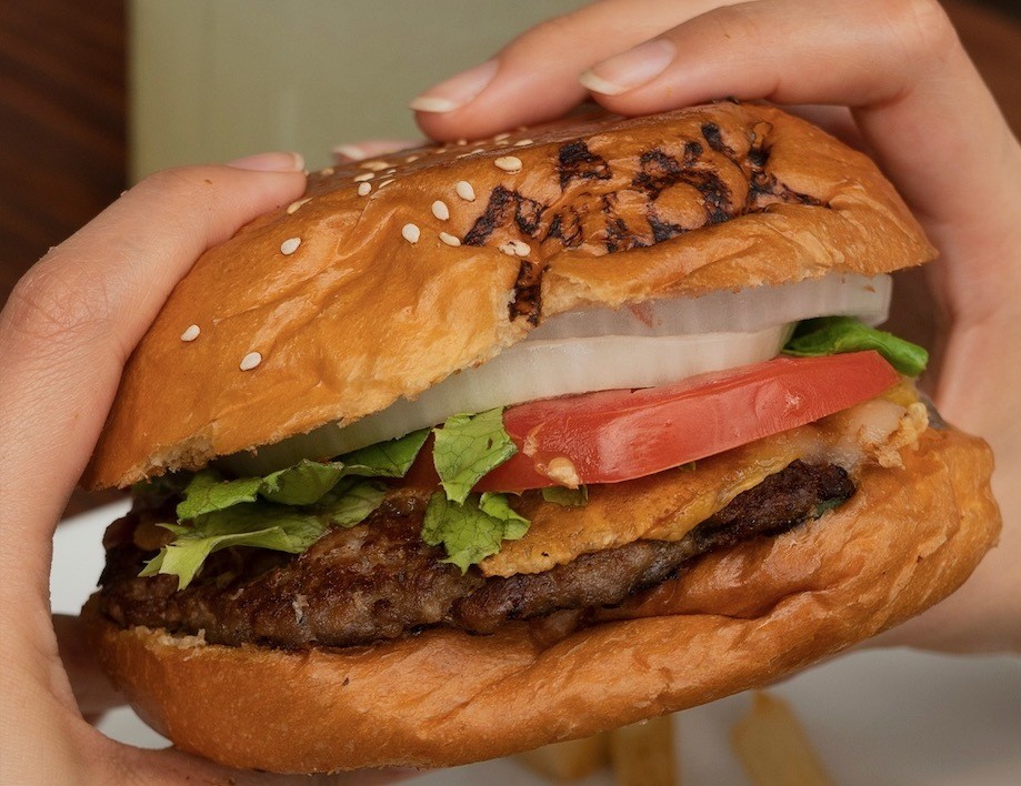 'El Lugar de Max' celebra 37 años con hamburguesas a 37 pesos (VIDEO)