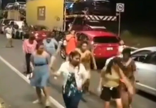 Bailan personas “Payaso de Rodeo” tras quedar varadas en el tráfico