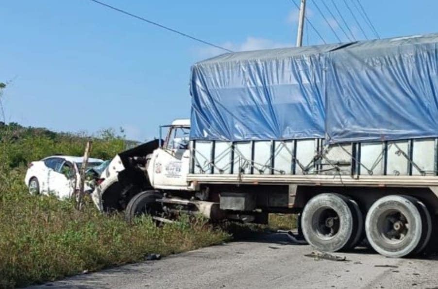 Conductor queda prensado tras encontronazo con un camión de carga en Tizimín