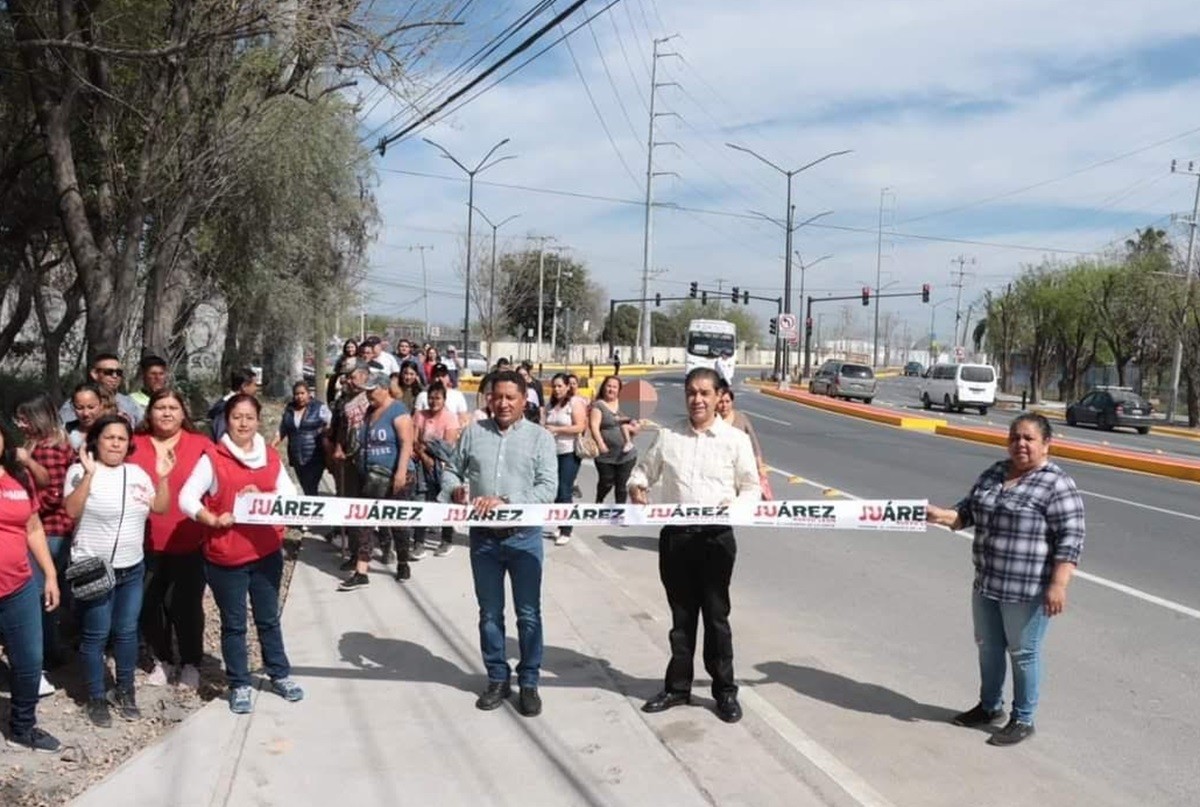 El alcalde Francisco Treviño informó que esta es solo la primera etapa de un proyecto más amplio para seguir ampliando y modernizando la carretera a San Roque en dirección al sur del municipio.  Foto: Gobierno de Juárez