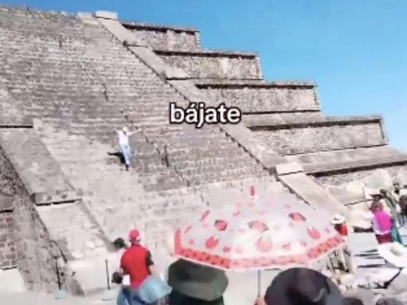 Abuchean a turista por subir pirámide de Teotihuacán (VIDEO)