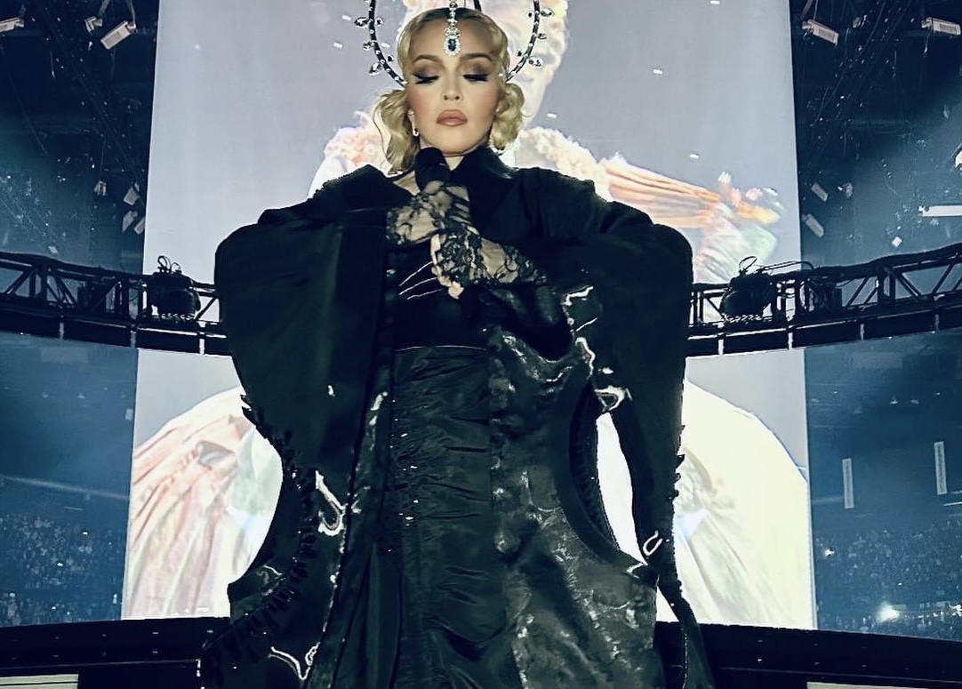 Madonna escupe a fanáticos durante uno de sus conciertos (VIDEO)