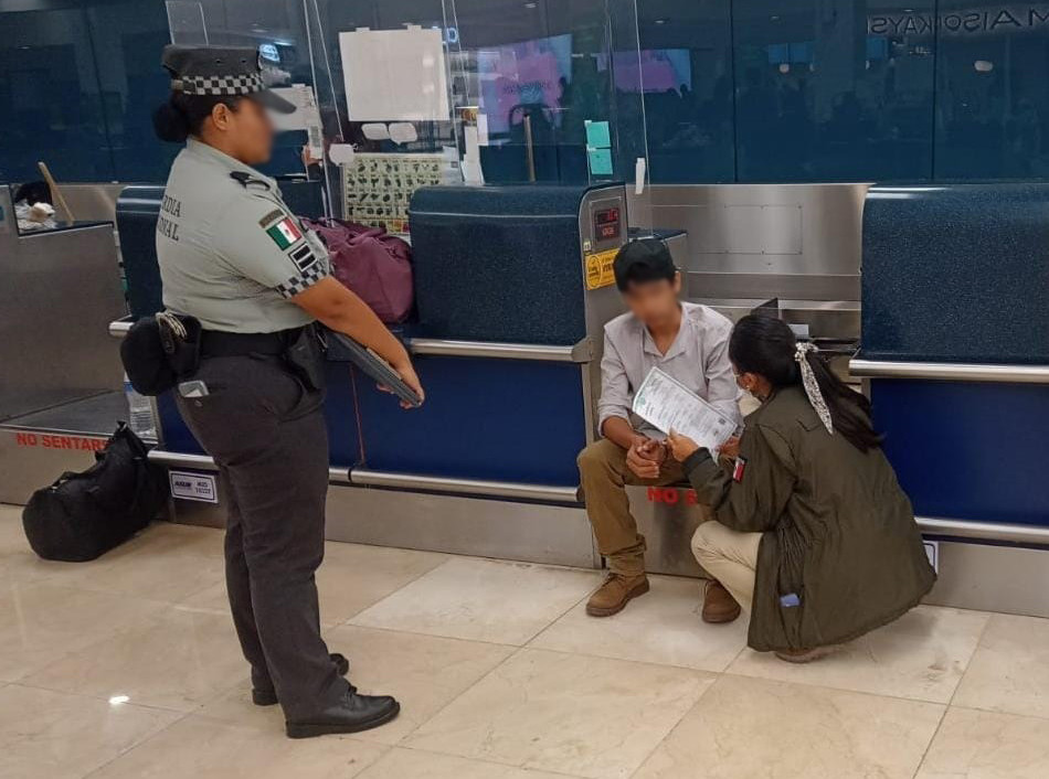 Detienen a mujer por trata de personas en Aeropuerto de Mérida