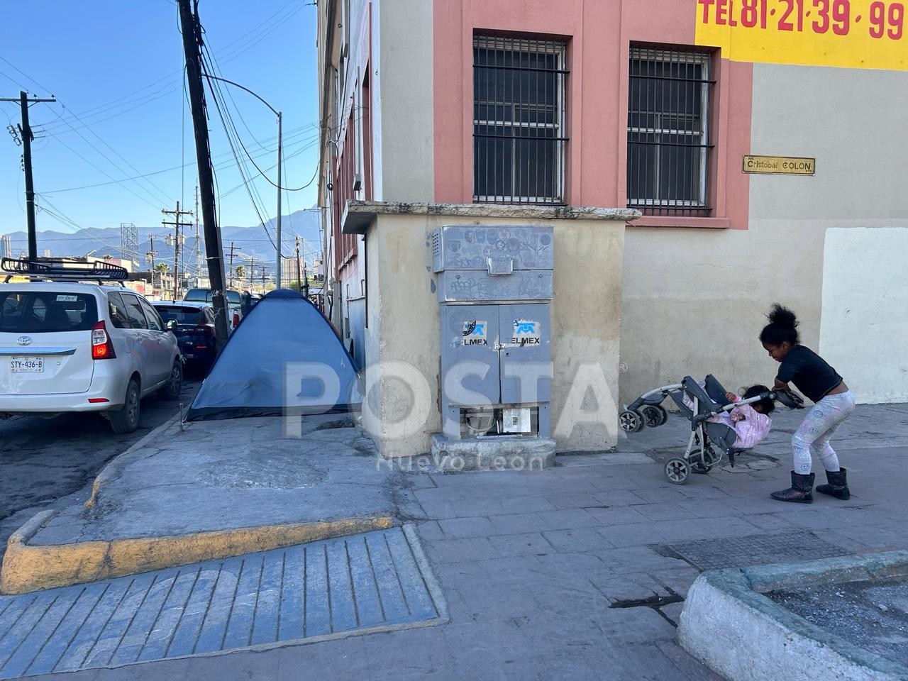 Acampa familia ecuatoriana en calles de Monterrey; buscan el sueño americano