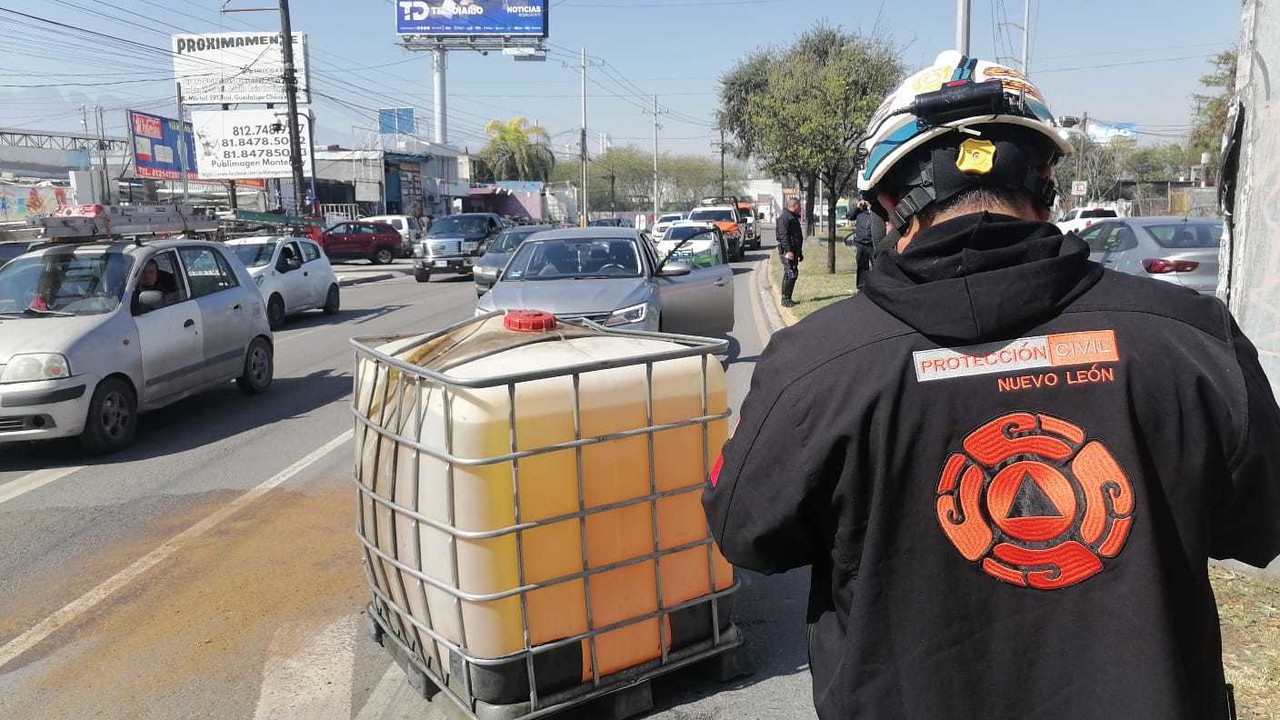 Cae tanque de mil litros gasolina de un camión en Guadalupe