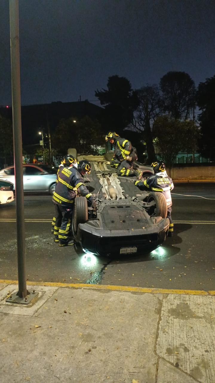 Auto termina volcado sobre Calzada de Tlalpan, no hubo heridos. Foto: Ramón Ramírez