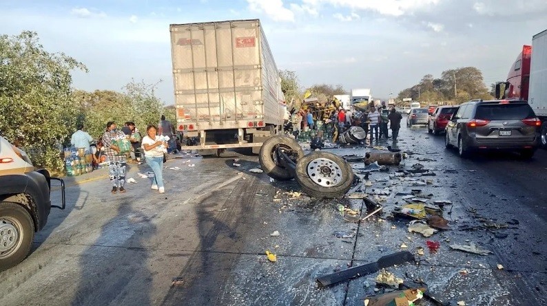 Colapsa vialidad choque de tráileres en la México-Querétaro (VIDEO)