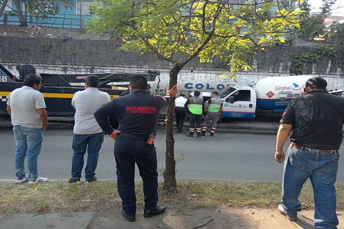 Choca conductor de pipa de gas contra un árbol en Álvaro Obregón, no hay heridos