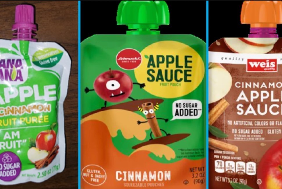 ARCHIVO - Esta imagen proporcionada por la Administración de Alimentos y Medicamentos de Estados Unidos de 2023, muestra tres productos de puré de manzana retirados del mercado: bolsas de puré de manzana con canela WanaBana, bolsas de puré de manzana con s